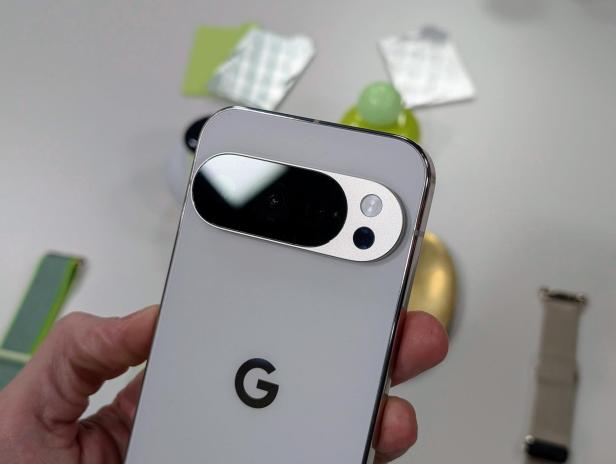 Ein Google Pixel 10 Pro Smartphone wird von einer Hand gehalten.