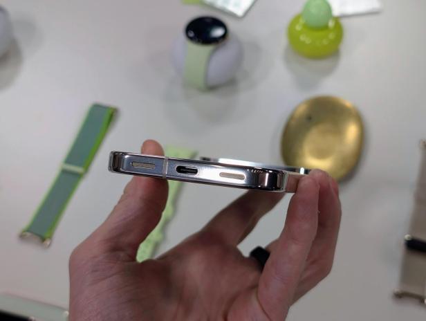 Ein „Pixel 10 Pro“ Smartphone wird von einer Hand gehalten.