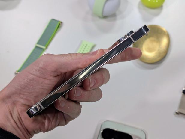 Eine Hand hält ein Smartphone, vermutlich das Pixel 10 Pro.