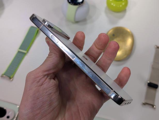 Ein silbernes Smartphone, vermutlich ein Pixel 10 Pro, wird in der Hand gehalten.