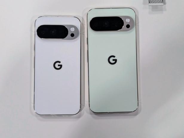Zwei Google Pixel Smartphones in Weiß und Mintgrün liegen nebeneinander.
