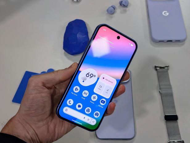 Ein Google Pixel-Smartphone wird in der Hand gehalten und zeigt den Startbildschirm.