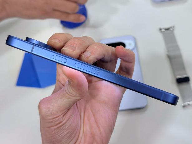 Eine Hand hält ein blaues Google Pixel Smartphone.