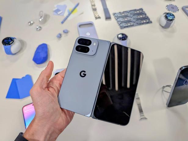 Ein Google Pixel Fold Smartphone wird in einer Hand gehalten.