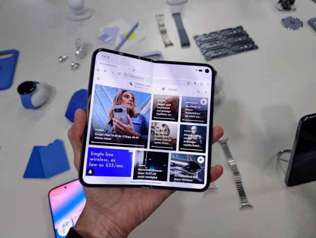 Eine Person hält ein Google Pixel Fold mit der futurezone.at Webseite in der Hand.