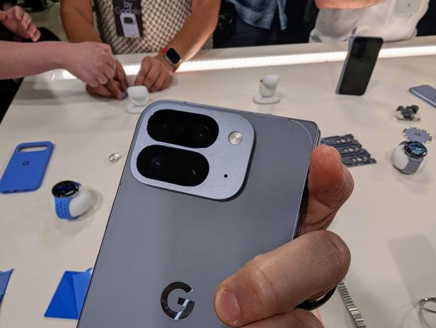 Ein Google Pixel 10 Pro Fold wird präsentiert.