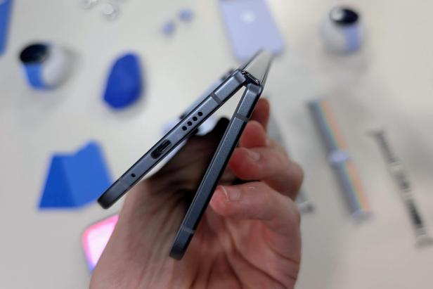 Ein Google Pixel Fold Smartphone wird in der Hand gehalten.