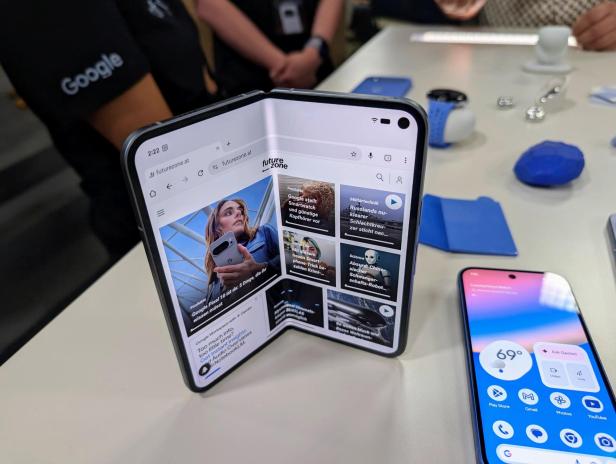 Das Google Pixel Fold zeigt die futurezone.at-Website.