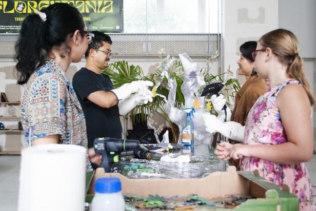 Workshop-Teilnehmer lernen von Expertinnen und Experten, wie man Plastik recycelt.