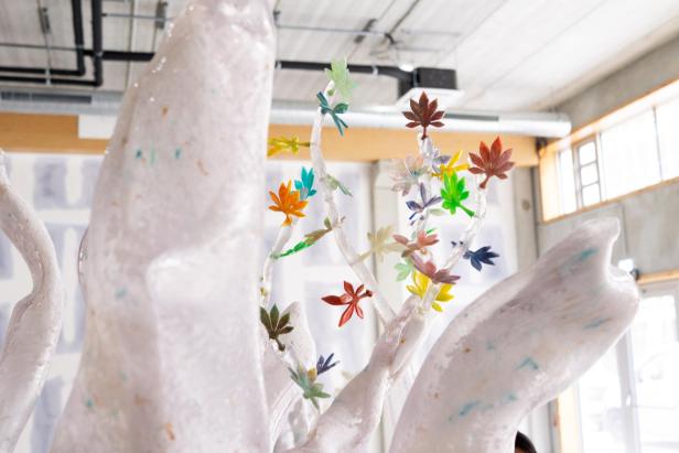 Die bunten Blätter werden an den Bäumen festgemacht.