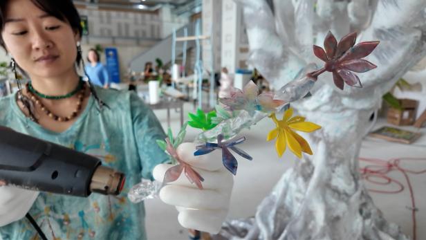 Die Blätter werden gegossen und festgeklebt.