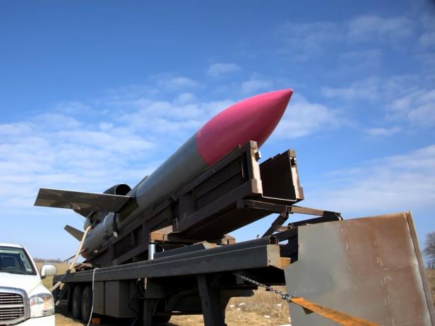 Flamingo wird für einen Testflug vorbereitet.