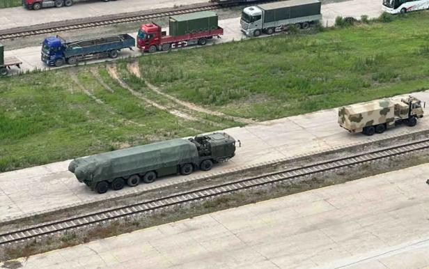 Ein mit einer Plane verhüllter HQ-29-Flugabwehrraketenwerfer.