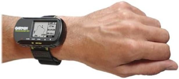 Eine Garmin Forerunner 201 GPS-Uhr am Handgelenk einer Person.