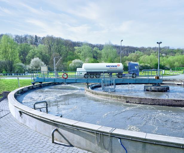 Ansicht einer Wasseraufbereitungsanlage mit verschiedenen Tanks und Maschinen zur Wasserreinigung und -aufbereitung.