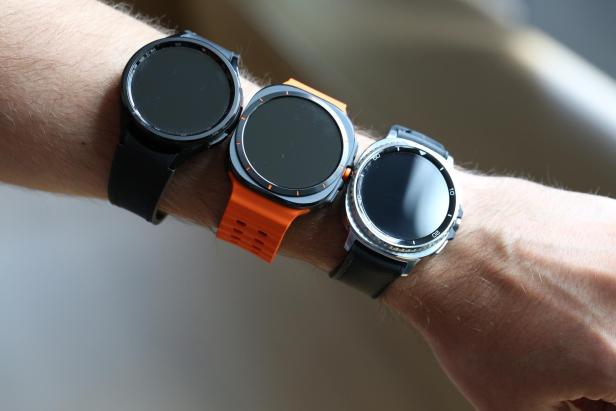 Drei Smartwatches, darunter Galaxy Watch6 Classic, Watch Ultra und Watch8 Classic, werden auf einem Arm präsentiert.