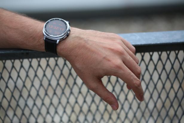 Eine Samsung Galaxy Watch8 Classic am Handgelenk einer Person.