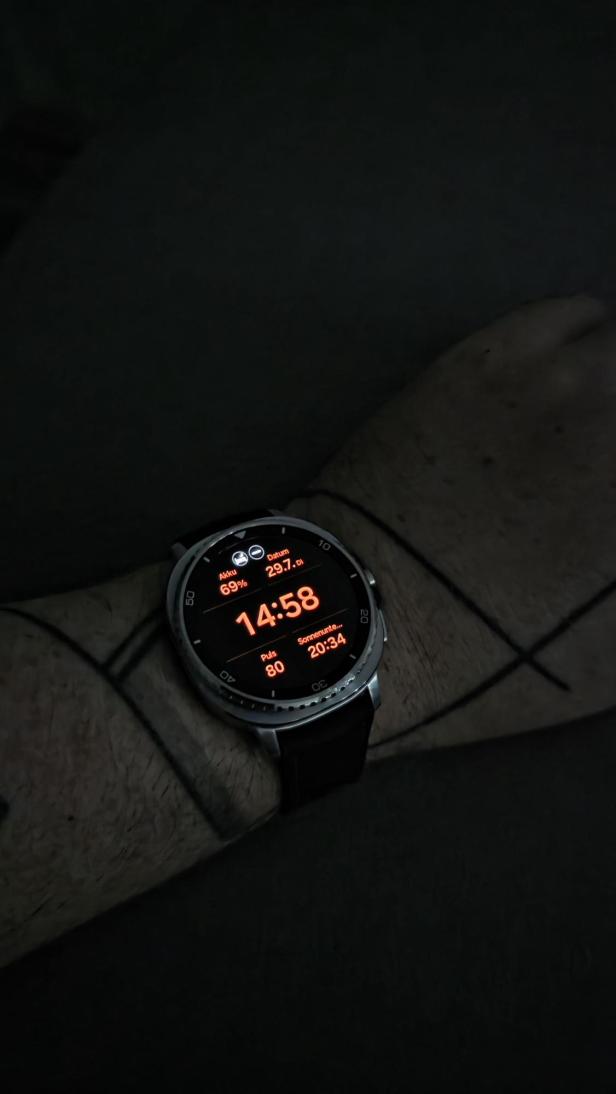 Gute Nacht: Die Display-Helligkeit der Samsung Galaxy Watch8 Classic im Schlaf-Modus.