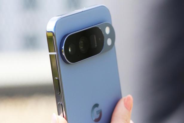 Nahaufnahme eines blauen Pixel-Smartphones mit markanter Kameraleiste.