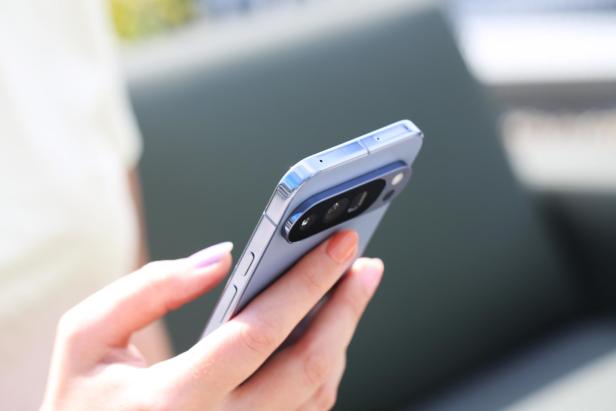 Eine Hand hält ein blaues Smartphone, vermutlich ein Pixel 10 Pro XL.