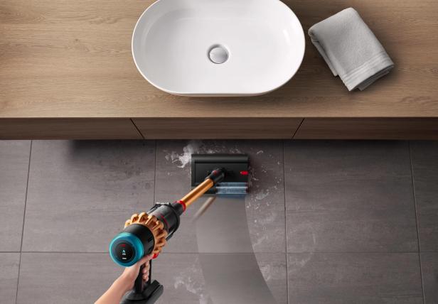 Ein Dyson V16 Piston Animal Submarine wird zum Reinigen von Fliesen verwendet.