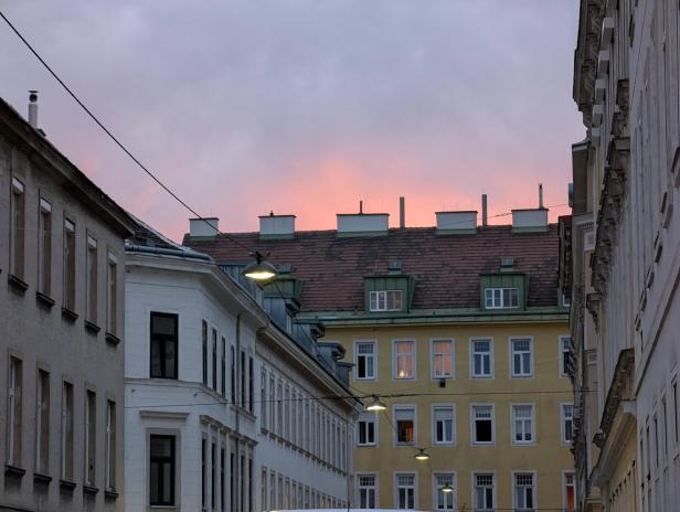 Ein Testfoto zeigt Wohnhäuser unter einem rosafarbenen Himmel.