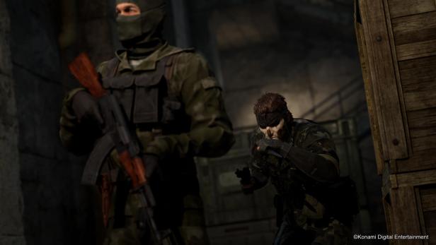 Snake, mit Gesichtsbemalung, in „Metal Gear Solid Delta: Snake Eater“ mit einem Messer.