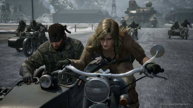 Snake und eine Frau fahren auf Motorrädern in „Metal Gear Solid Delta: Snake Eater“.