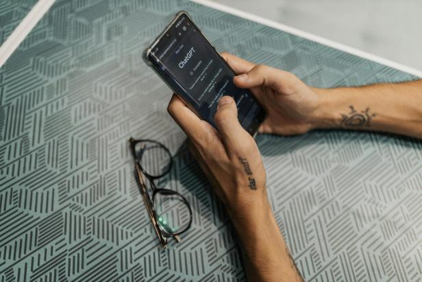 Ein Mann nutzt ChatGPT.