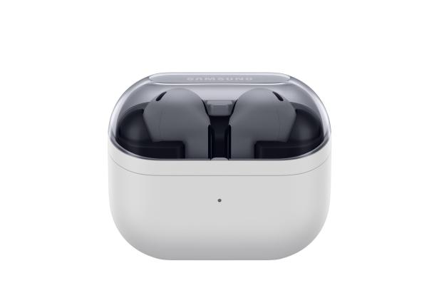 Die grauen Samsung Galaxy Buds3 in ihrem weißen Ladecase.