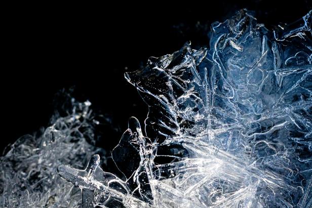 Eine Nahaufnahme von Eiskristallen.