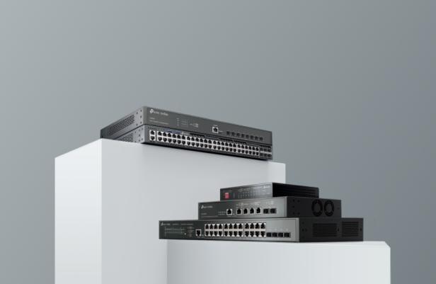 Mehrere Omada-Switches von TP-Link sind auf weißen Podesten gestapelt.