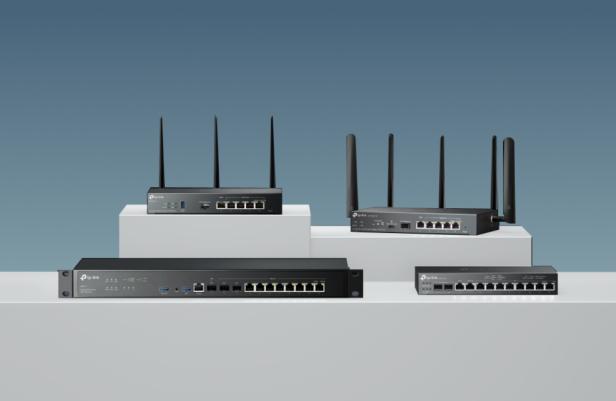 Verschiedene Omada-Router von TP-Link auf weißen Podesten vor blauem Hintergrund.