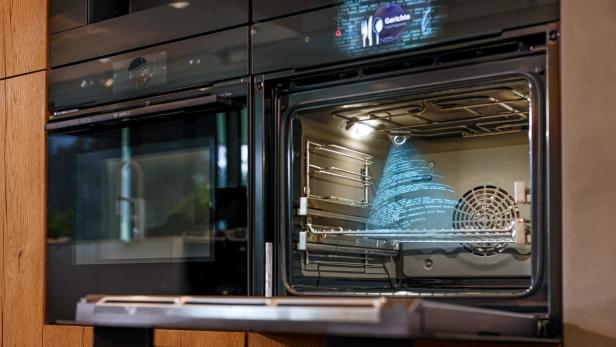 Ein Bosch-Backofen mit einer Projektion von Code im Inneren.