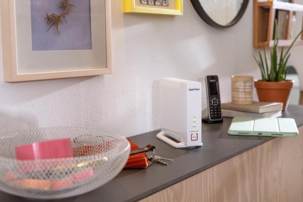 Ein Fritz!Box-Router auf einer Kommode.