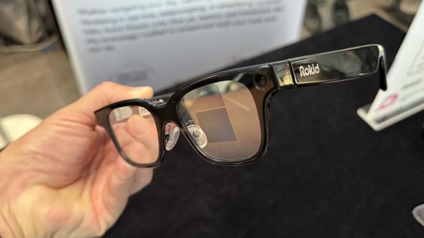 Eine Hand hält die „Rokid“-Brille.