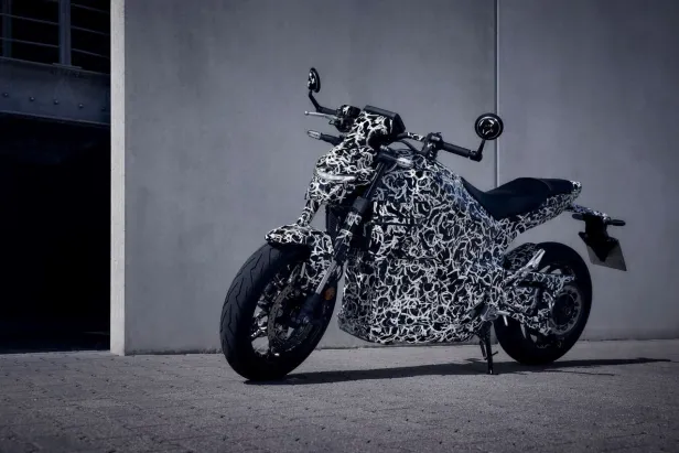 Das E-Motorrad mit Camoflage-Muster.