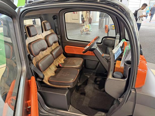 Einblick in das Innere eines elektrischen Microcars von Astraux.