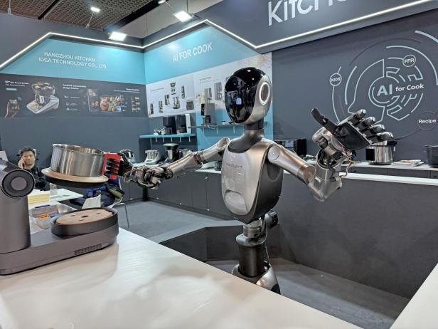 Der Küchenroboter Robbyant hält einen Topf in seinen Händen.