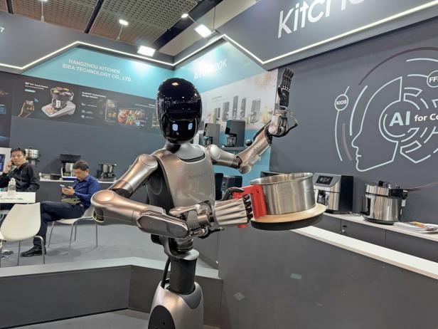 Der Küchenroboter Robbyant hält einen Topf.