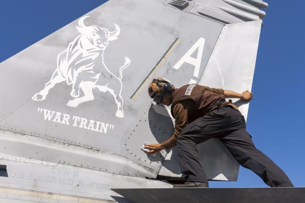 Putzarbeiten an einer F/A-18: Die Meeresluft erfordert zusätzliche Wartung.