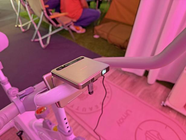 Ein Aurzen ZIP Mini-Beamer steht auf einem Trainingsgerät.