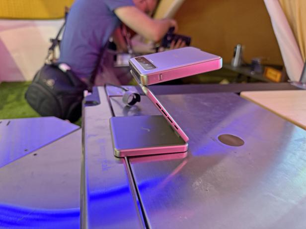 Der Aurzen ZIP Mini-Beamer steht auf einem Tisch.