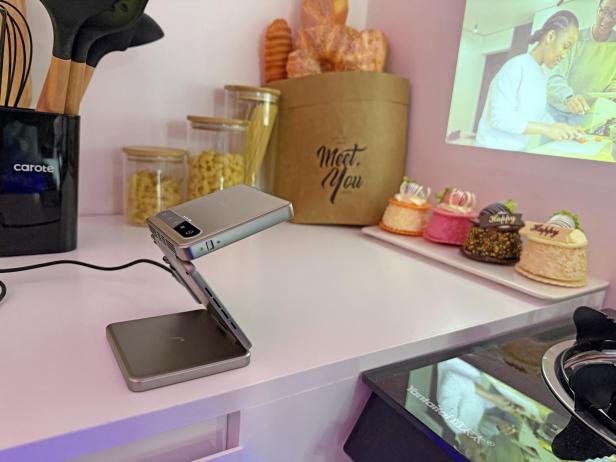 Der Aurzen ZIP Mini-Beamer steht auf einer Küchentheke.