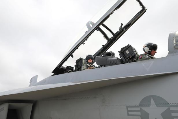 Die Piloten einer F/A-18F.