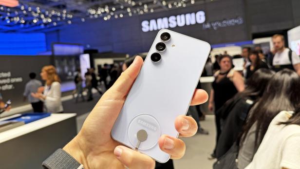 Ein Samsung Galaxy S25 FE wird auf einer Messe präsentiert.