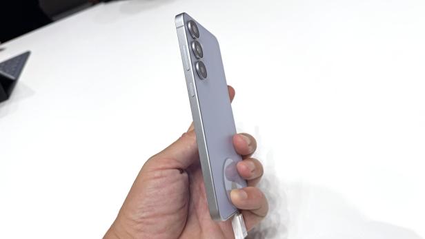 Ein Samsung Galaxy S25 FE wird in der Hand gehalten.