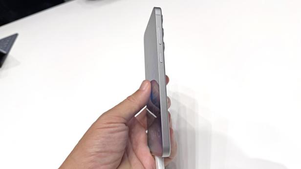 Eine Hand hält ein silbernes Samsung Galaxy S25 FE Smartphone.