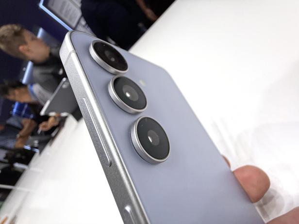 Nahaufnahme der drei Kameras eines Samsung Galaxy S25 FE.