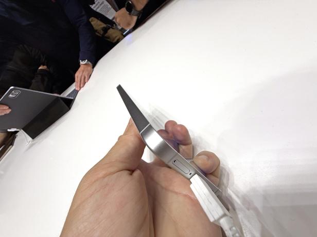 Ein schlankes, silbernes Smartphone, vermutlich ein Samsung Galaxy, wird von einer Hand gehalten.